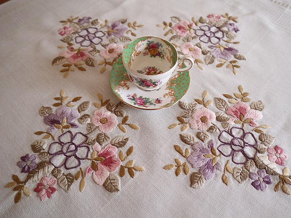 ドイツの手仕事/素敵なニュアンスカラーのお花の手刺繍 生地 コットン混紡素材 (ヴィンテージ) 1枚目の画像