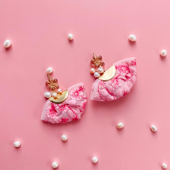 特集掲載　春の訪れ　淡水パールと桜の耳飾り　インド刺繍　チェコビーズ　ピアス/イヤリング　桜　ピンク 花　 1枚目の画像