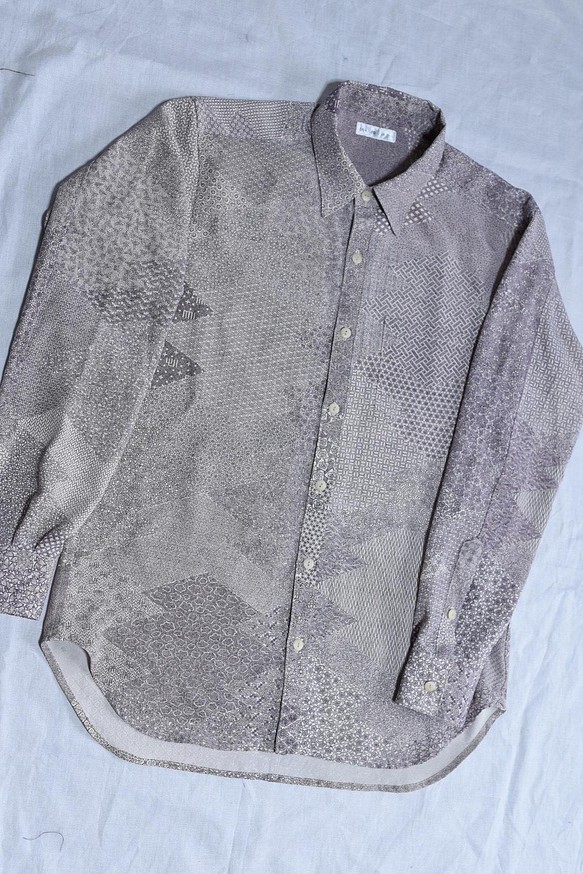 着物リメイク　アイボリーに紫の江戸小紋の切り嵌め柄のカジュアルシャツ　メンズLサイズ 1枚目の画像