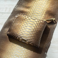 【永久免費保修】柔軟、輕便、耐用！ Python 皮革 (蛇皮革) 棕色 x 黃金緊湊型錢包-L 形拉鍊- 第1張的照片
