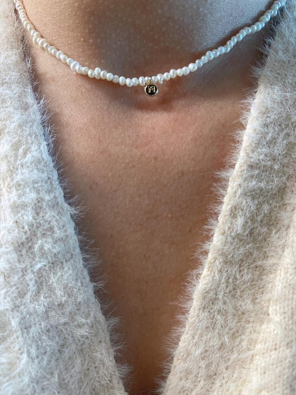 NaNa jewelry   淡水パールイニシャルのネックレス 1枚目の画像