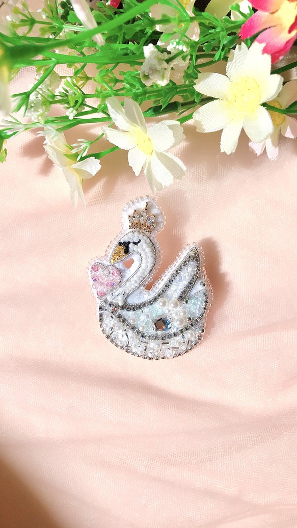 ビーズ刺繍 ✳︎恋するスワンのお姫様ブローチ✳︎ /白鳥/優雅
