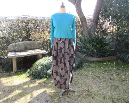 茶系の大島紬で作った　タックを入れたギャザースカート。裏付き。