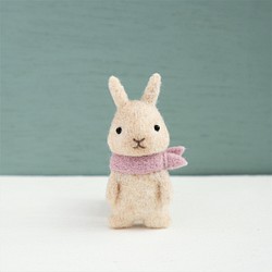 羊毛フェルトブローチ　ウサギ　アイボリー（スカーフ・グレイッシュピンク） 1枚目の画像