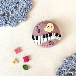 特大フェルトくるみボタン　小鳥とピアノ 1枚目の画像