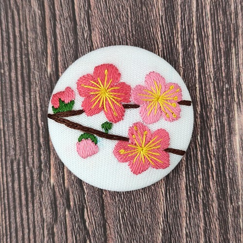 梅の花刺繍ブローチ ブローチ かなちゃん手刺繍工房 通販｜Creema 