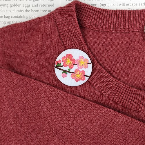 梅の花刺繍ブローチ ブローチ かなちゃん手刺繍工房 通販｜Creema 