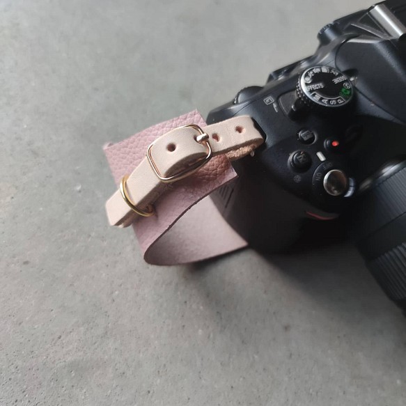 本革桜カラーのカメラホルダー　リストストラップ　一眼レフ　ミラーレスに活躍　選べるカラー 1枚目の画像