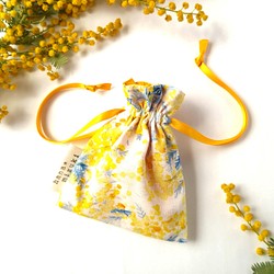 春を告げる花ミモザのリボン巾着ポーチ　小（受注生産品） 1枚目の画像