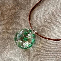 シロツメ草・ありあまる幸せ・4花・ガラス球ネックレス・ガラス製・綿紐 1枚目の画像