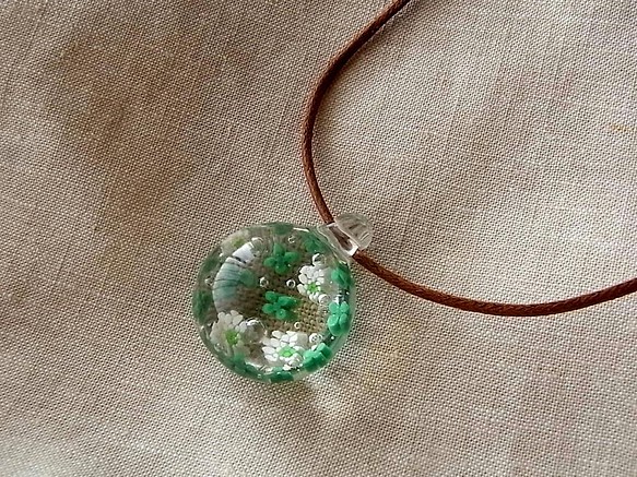 シロツメ草・ありあまる幸せ・4花・ガラス球ネックレス・ガラス製・綿紐 1枚目の画像