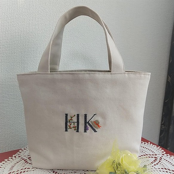手縫い刺繡　イニシャルをデコレーション　ミニトートバッグ