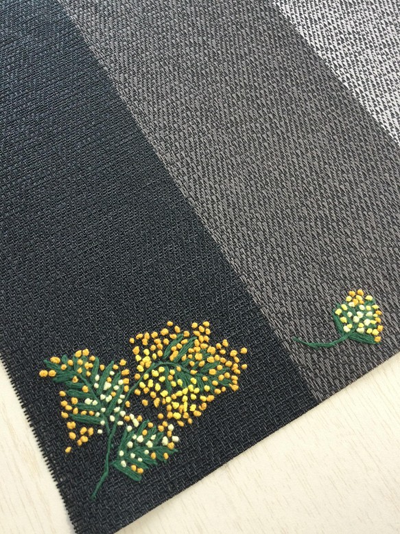 ミモザの花の手刺繍ランチョンマット 1枚目の画像