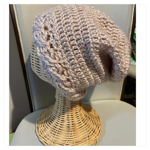 縁の縄編み物模様がおしゃれなニット帽 1枚目の画像