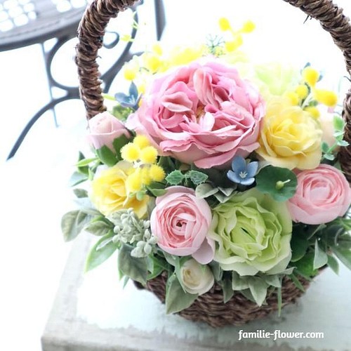 造花アレンジメント『ピンクのバラとミモザの可愛らしい花かご 