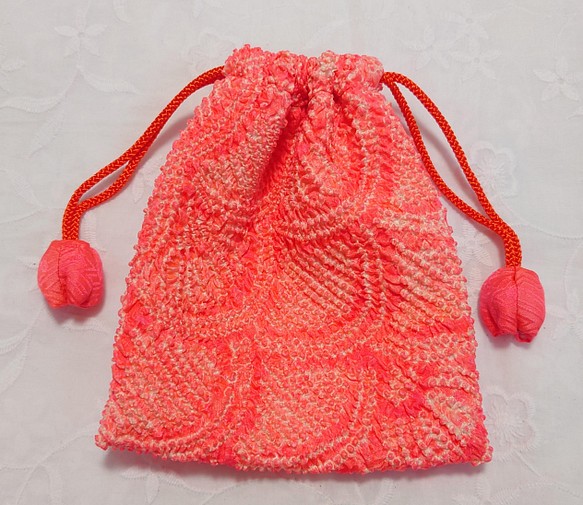 ※手作り 巾着 可愛い 素敵 袋 着物 しぼり 正絹 鱗 波 男女兼用 日本  ピンク 一枚 1枚目の画像