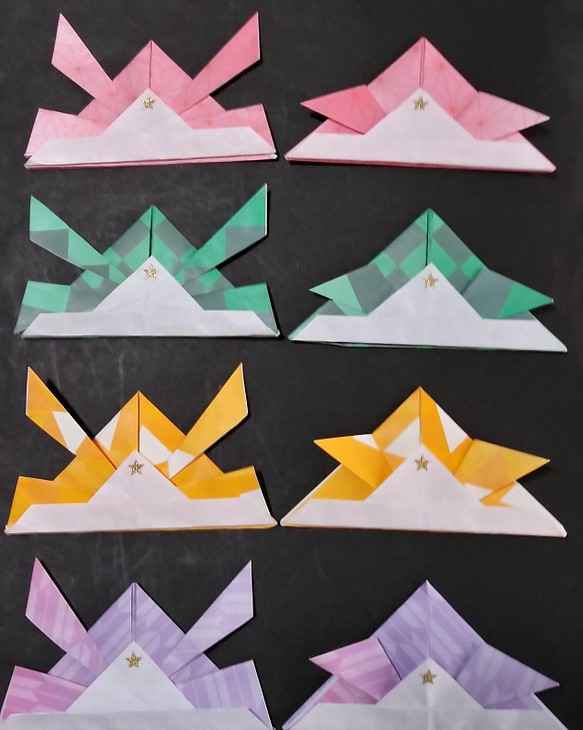 折り紙 和風柄 カブト 二種の折り方 8点で 子どもの日 インテリアに プレゼントにしても喜ばれます 兜 かぶと その他素材 空の部屋 通販 Creema クリーマ ハンドメイド 手作り クラフト作品の販売サイト