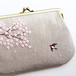 【受注製作】手刺繍のがま口ポーチ『桜とツバメ』（大） 1枚目の画像