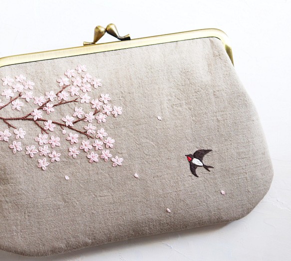 【受注製作】手刺繍のがま口ポーチ『桜とツバメ』（大） 1枚目の画像