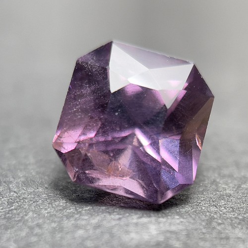 スピネルルース ダークピンクがかった紫のスピネル2.65カラット ラディアントカットの天然宝石 美しいブルーカラー