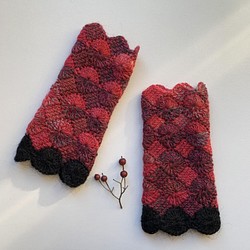 手編みニット手袋　指なし　ハンドウォーマー　アームウォーマー　レッドMIX22 ブラックスカラップ　女性用 1枚目の画像