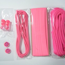 ネオンカラー 蛍光色 ピンク系5点セット 両折バイアステープ、スピンドル、ストレッチコード、コードストッパー、ボタン 1枚目の画像