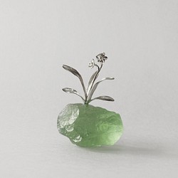 【完売】静寂の水仙　オブジェ・置物　鉱物原石　シルバー色　インテリア 1枚目の画像