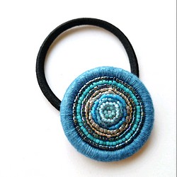 藍染め糸とビーズ刺繍のヘアゴム 1枚目の画像