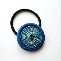藍染め糸とビーズ刺繍のヘアゴム 1枚目の画像