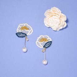 オーガンジー刺繍❁和風花の耳飾り～白椿～❁ 1枚目の画像