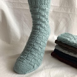 『石畳を散歩』市松模様の手編みの靴下【水色】 1枚目の画像