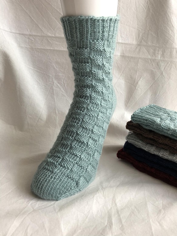 『石畳を散歩』市松模様の手編みの靴下【水色】 1枚目の画像