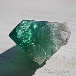 天然石 約30g最大幅約39mmダイアナマリア鉱山産フローライト結晶原石グリーン強蛍光[dmfl-220208-02] 1枚目の画像