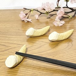 京焼　清水焼　朝堀り新鮮なタケノコ 箸置き 1枚目の画像