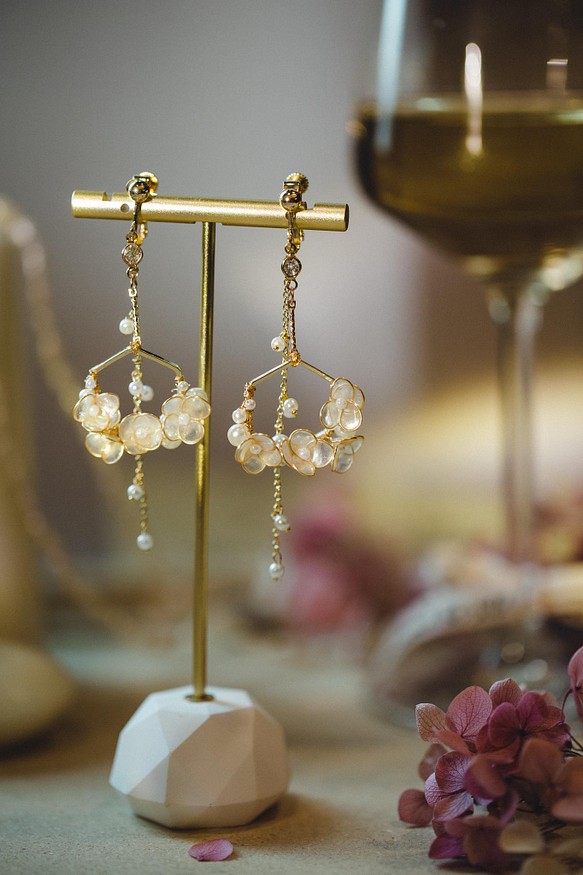 【花嫁】花中美好 垂墜式水晶花樹脂珍珠手工耳夾 耳針 NT$ 1,080 第1張的照片