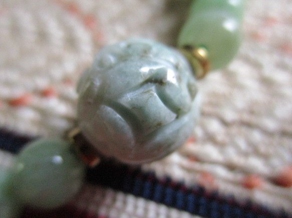 龍珠：宝珠翡翠彫り珠と陽緑色のミャンマー翡翠のブレスレット ...
