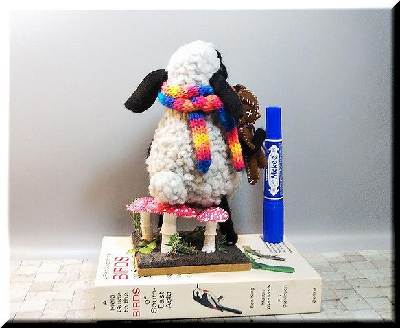 羊毛フェルト 羊 立ち羊 ぬいぐるみを持った羊さん 動物フィギュア www