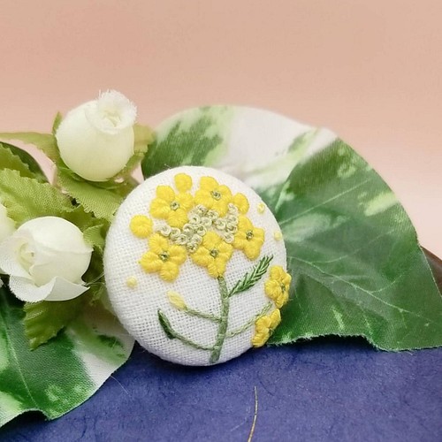 手刺繍ブローチ・ヘアゴム《菜の花》×オフホワイト くるみボタン 
