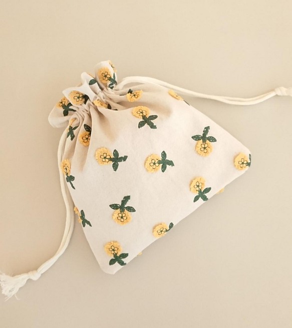 新品未使用 M☆刺繍生地の大人巾着 handmade ✨ 黄色い花で春を詰め込む 人気特価激安