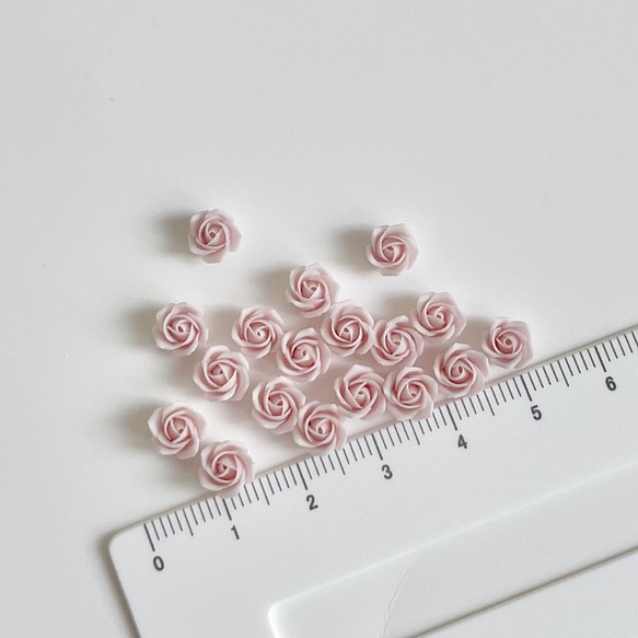小さい薔薇のパーツ 12個 No.19 薄いくすみピンク 1枚目の画像