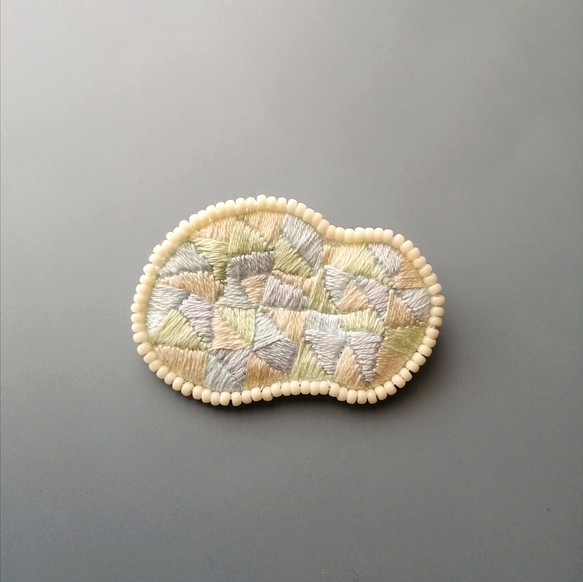 雲の刺繍ブローチ(エクリュ) 1枚目の画像