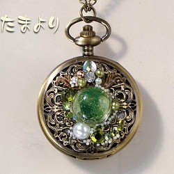 「時の魔法」ウランガラスとビジューの懐中時計（グリーンビジュー） 1枚目の画像
