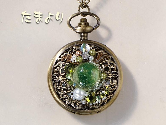 「時の魔法」ウランガラスとビジューの懐中時計（グリーンビジュー） 1枚目の画像