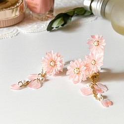 八重桜のクリップイヤリング　アシンメトリーデザイン　嬉しい2way 1枚目の画像