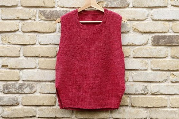人気のDelilah　Raspberry 脱ぎ着がとっても楽な総ゴム編みのMサイズベスト　メリノウールと竹繊維 1枚目の画像