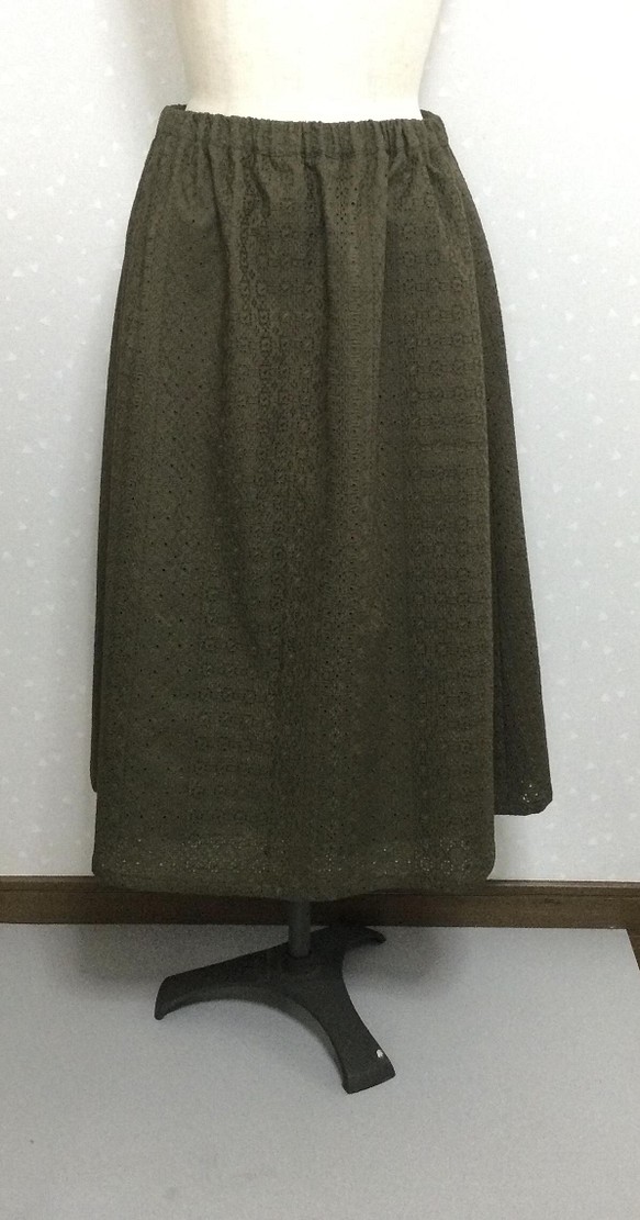モスグリーンの刺繍生地のギャザースカート
