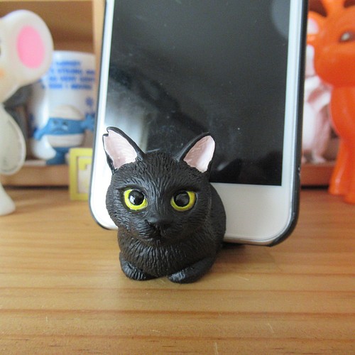 猫のスマホスタンド 黒 置物 Okaji26 通販 Creema クリーマ ハンドメイド 手作り クラフト作品の販売サイト