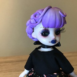 紫の少女人形 1枚目の画像
