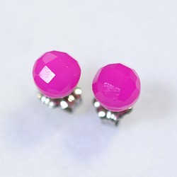 紫紅色粉紅色玉髓凸圓形耳釘（6 毫米，鈦柱） 第1張的照片