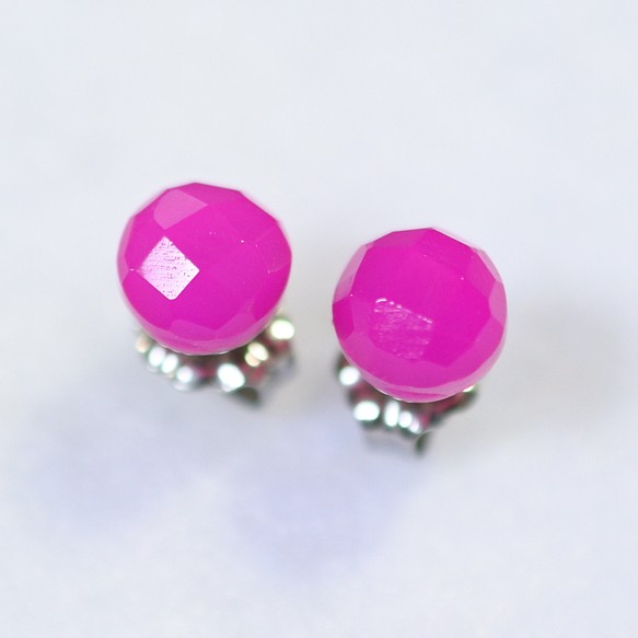 紫紅色粉紅色玉髓凸圓形耳釘（6 毫米，鈦柱） 第1張的照片